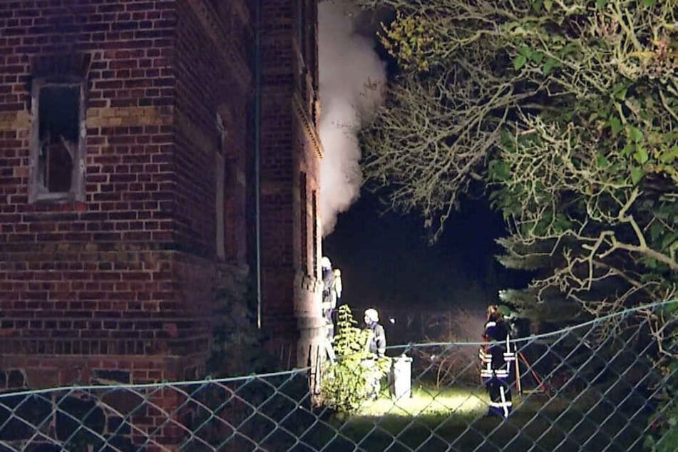 Im Erdgeschoss des Hauses waren Unrat und Baustoffe in Brand geraden.