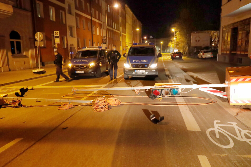 Ein Randalierer (39) hat am Chemnitzer Südbahnhof eine Ampelanlage umgestoßen. Die Fahrbahn war blockiert.