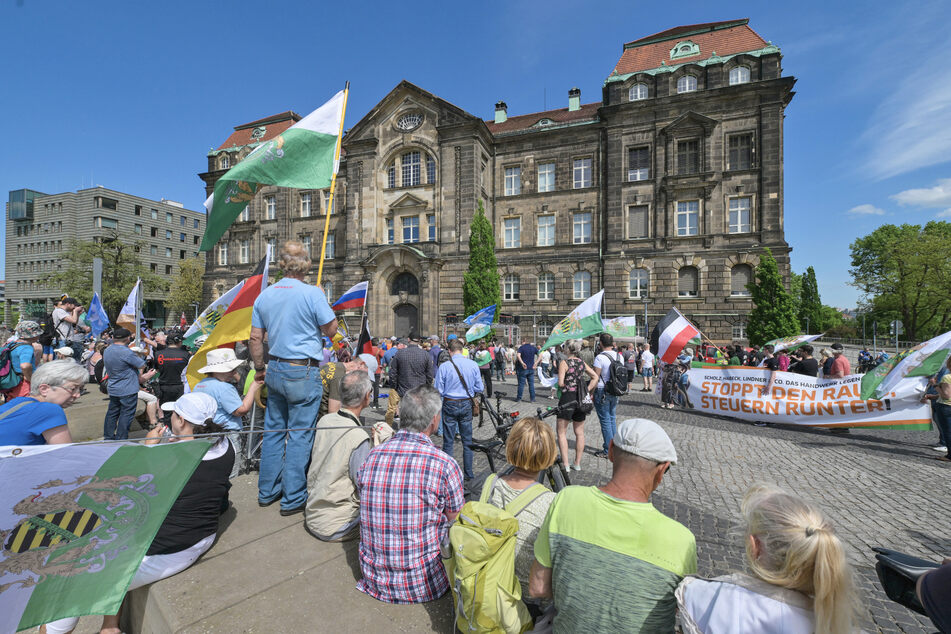 Die "Freien Sachsen" demonstrierten vor der Sächsischen Staatskanzlei. Viel war nicht los.