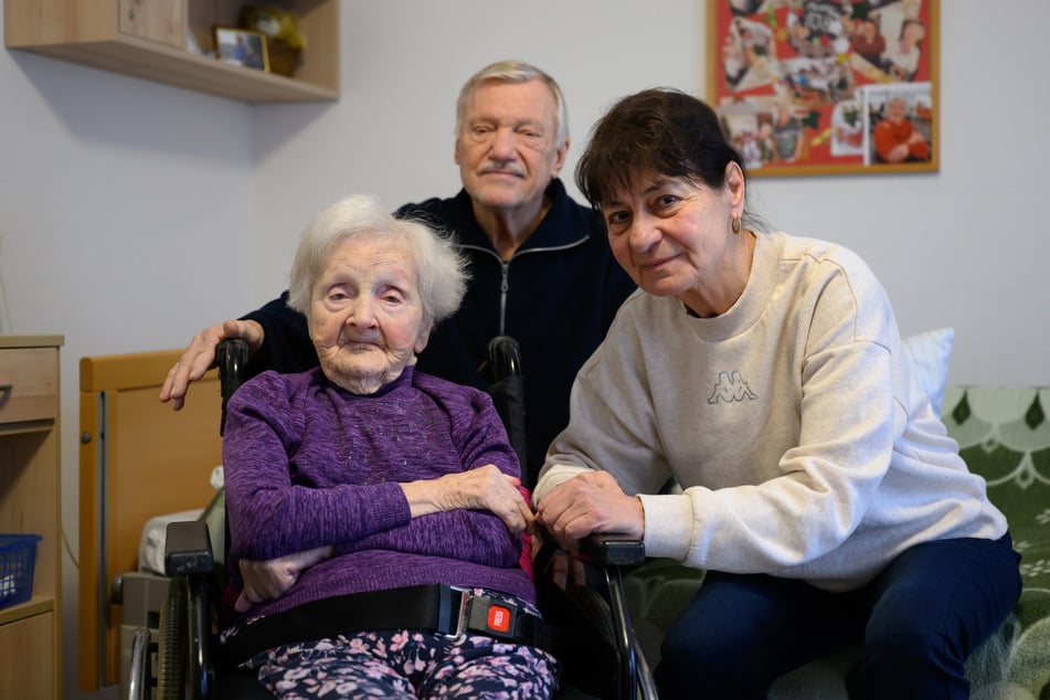 Petra Junge (r.) und ihr Ehemann Reinhard besuchen Ilse Neumann im Pflegeheim des Deutschen Roten Kreuzes in Taucha. Das Ehepaar hat über viele Jahre mit der heute 111-jährigen Ilse Neumann in einem Haus gewohnt.