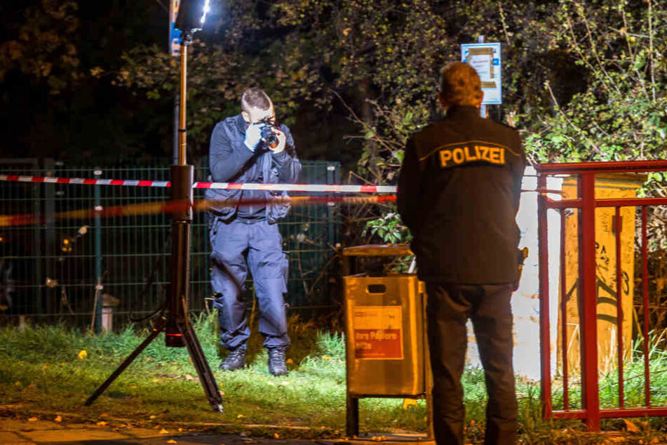 Die Polizei sicherte in der Umgebung Spuren.