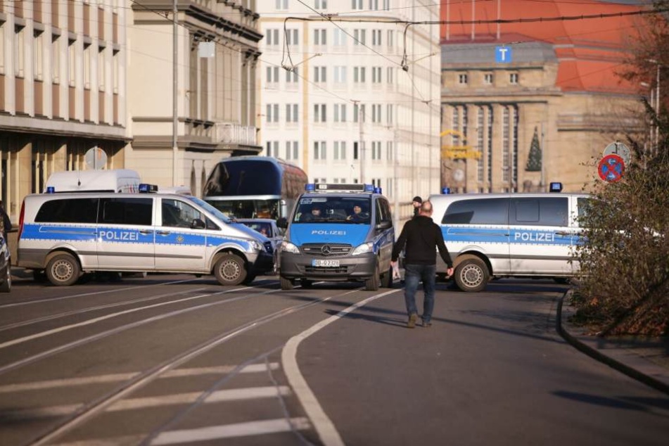 Die Polizei riegelt in Leipzig am Dienstagmittag die Goethestraße (neben der Oper) sogar teilweise ab. Nur Straßenbahnen und direkte Anwohner dürfen durch.