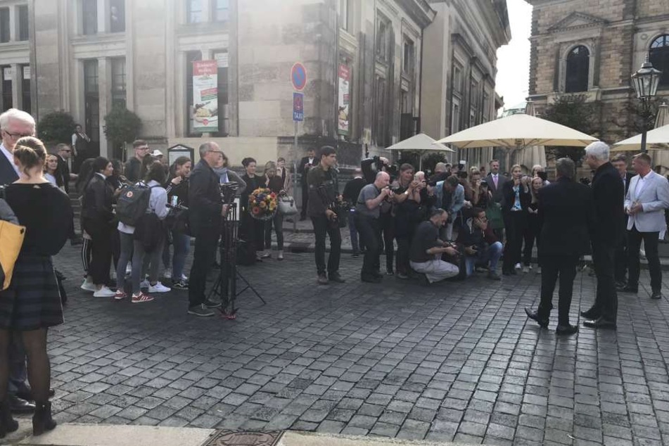 Vor der Oper versammelten sich zahlreiche Fans, um einen Blick auf ihren Kaiser erhaschen zu können.