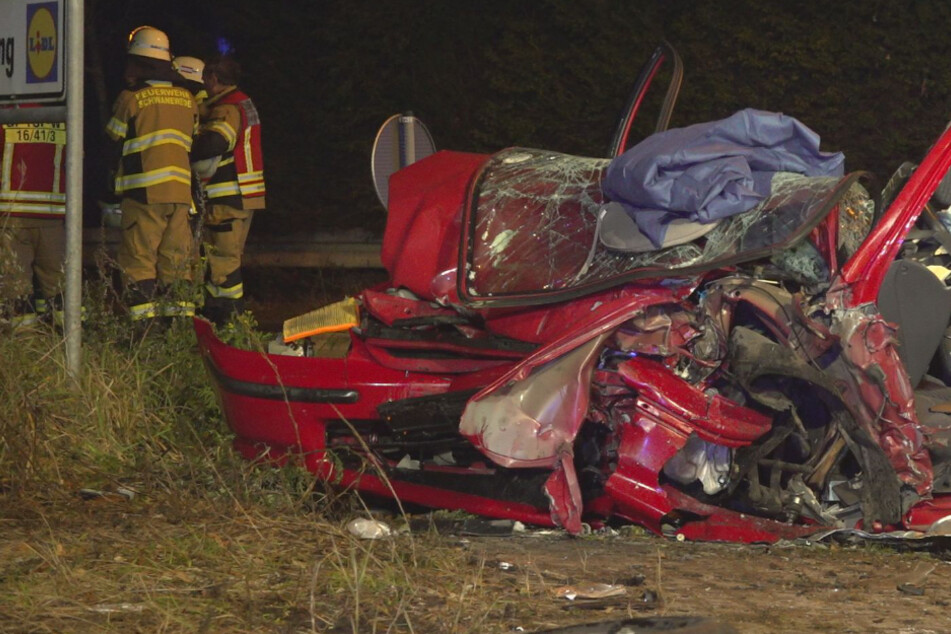 Bei einem schweren Unfall in Schwanewede sind am Sonntagabend drei junge Männer lebensgefährlich verletzt worden.