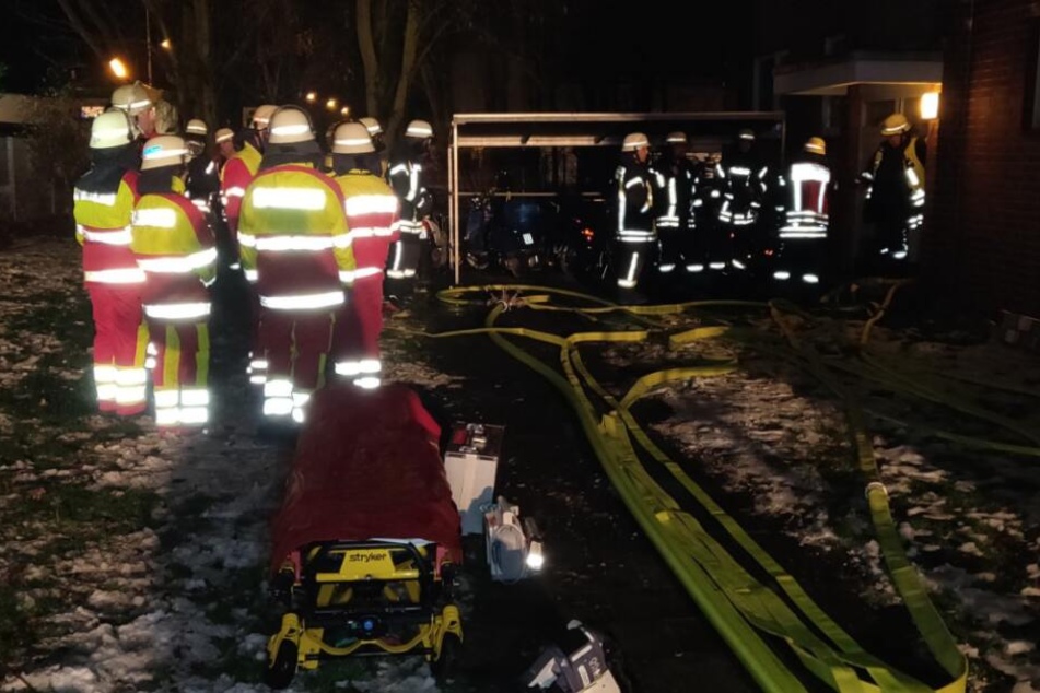 Mehr als 50 Einsatzkräfte der Feuerwehr waren vor Ort.