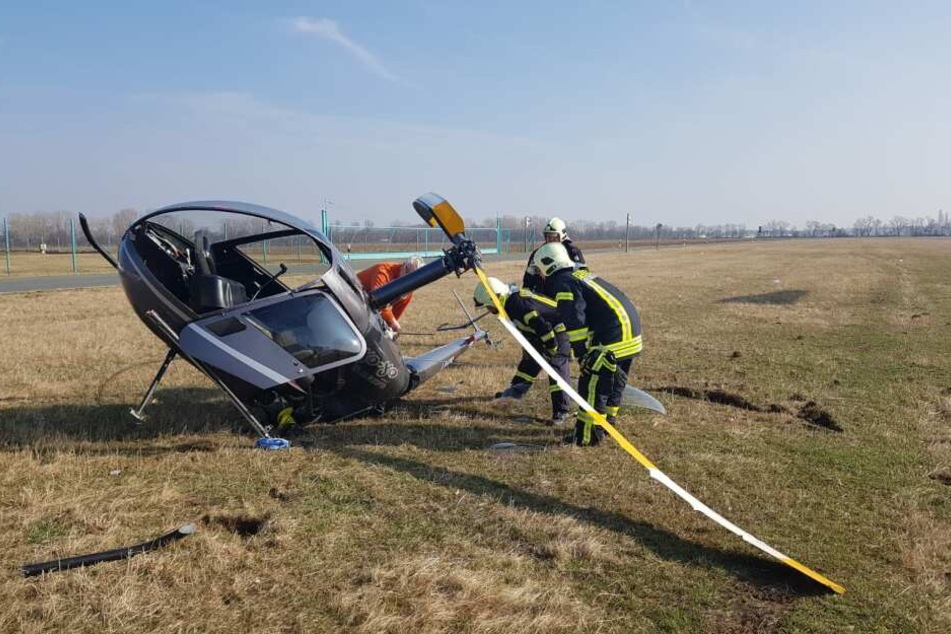Die Feuerwehrleute vor Ort beugten mit Schaum einem Brand vor.