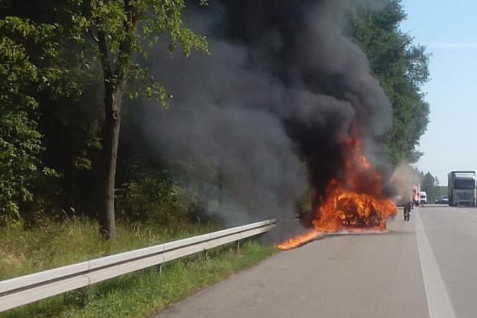 Auf der A93 fing ein Notarztwagen für Säuglinge Feuer und brannte nahezu komplett aus.