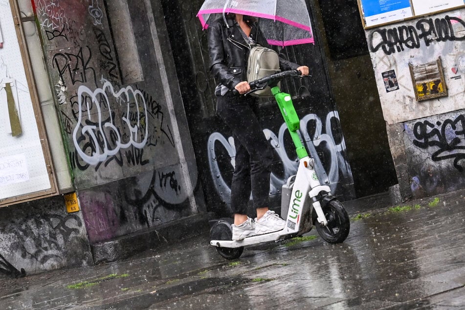 Einen Regenschirm kann man in Berlin und Brandenburg weiterhin gebrauchen.