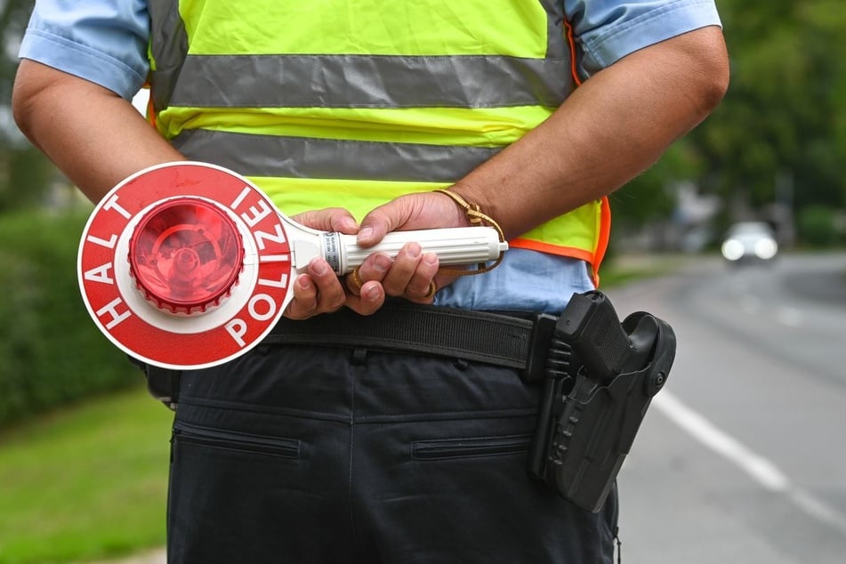 Der Polizist soll von Autofahrern Bargeld gefordert und sich dieses in die eigene Tasche gesteckt haben. (Symbolfoto)