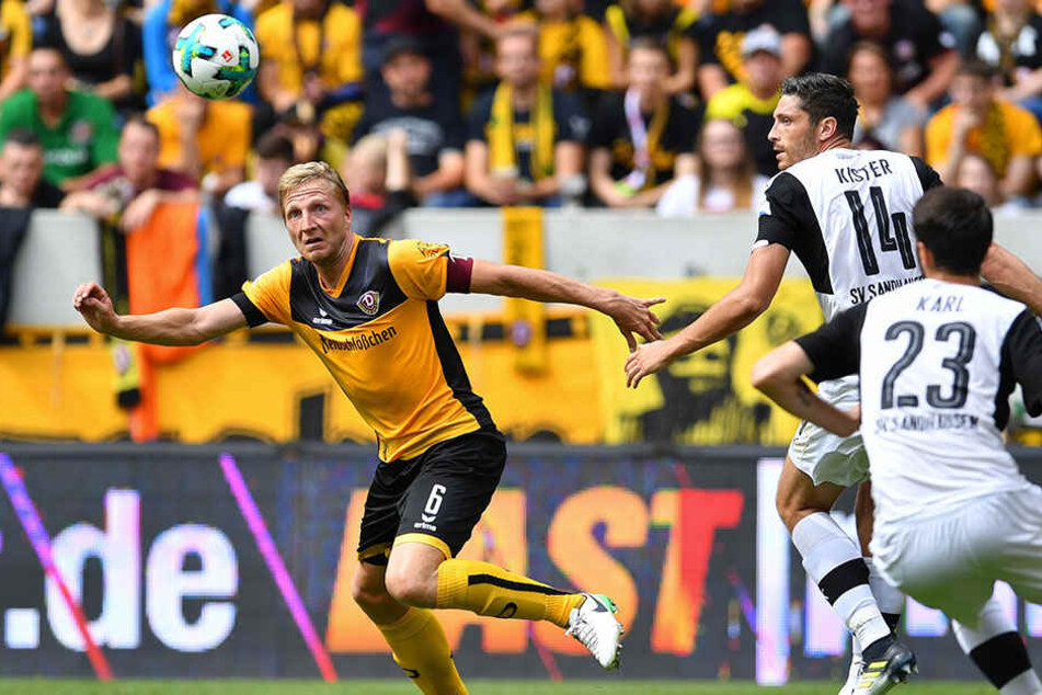 Marco Hartmann (l.) kämpfte zwar, hatte gegen Ex-Dynamo Tim Kister (Nummer 14) und dessen Truppe einen schweren Stand.