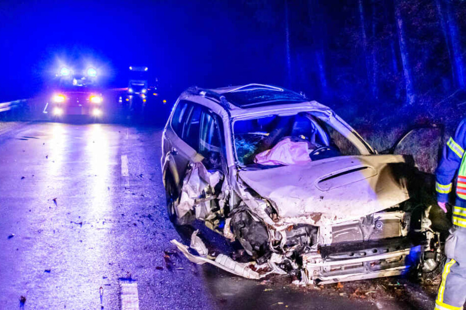 Der Wagen der 60-Jährigen hatte sich überschlagen und war gegen einen Baum geprallt.