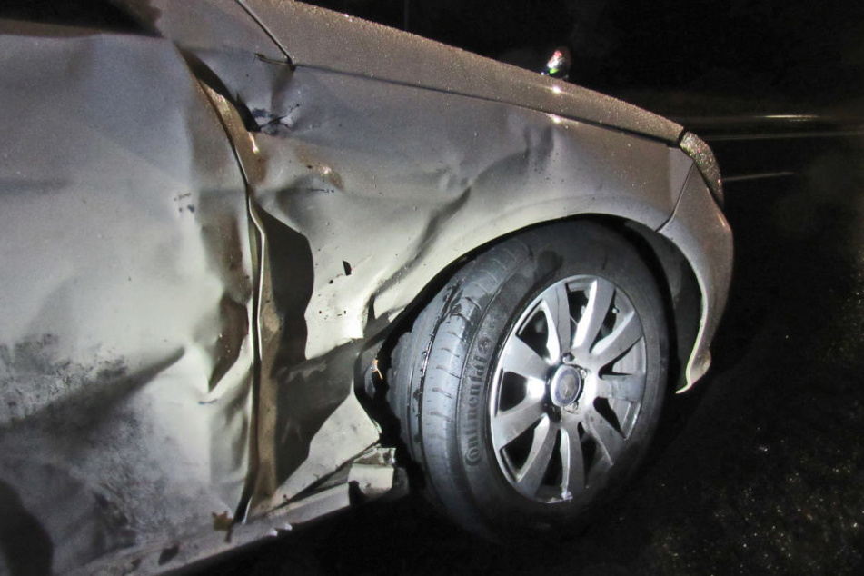 Auch das Taxi musste nach dem Unfall abgeschleppt werden.