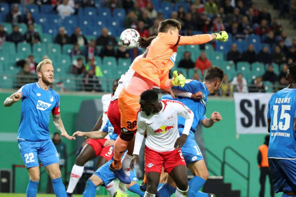 Nach einer Ecke faustet TSG-Keeper Gregor Kobel (orange) am Ball vorbei. Da er aber von Yussuf Poulsen (dahinter) behindert wurde, gab es Freistoß für Hoffenheim.