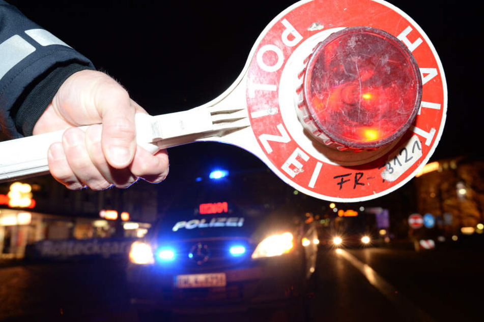 Die Polizisten fanden den Mann schlafend am Steuer. (Symbolbild)