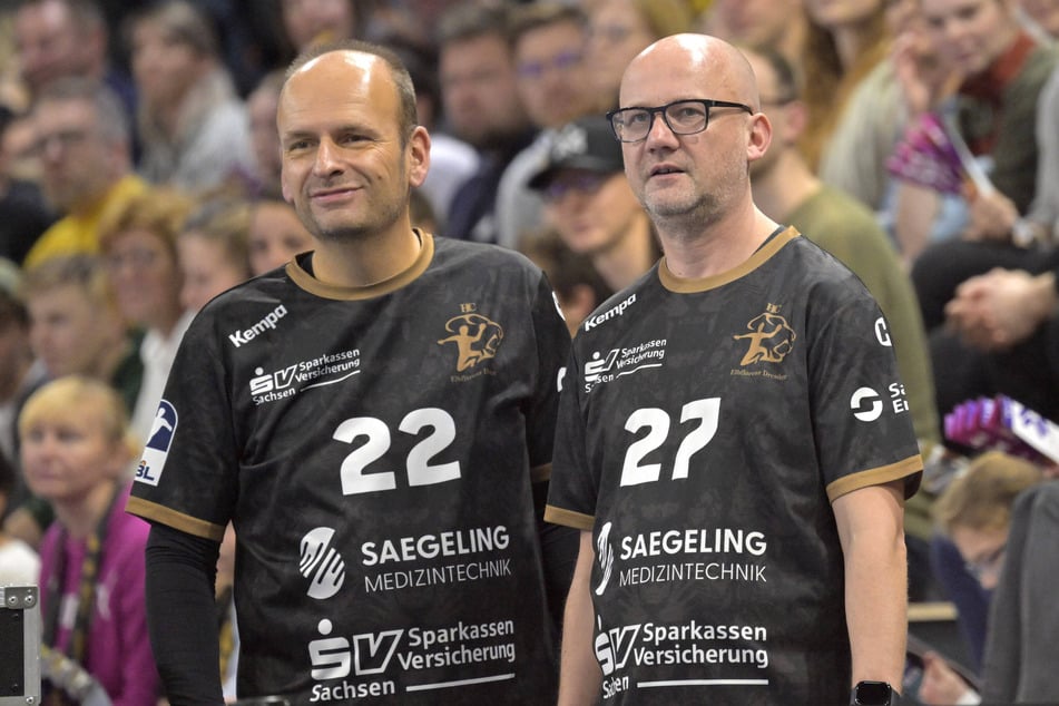 Gemeinsam mit Robert Drechsler (l.), der für die Musik zuständig ist, rockt der Moderator die Heimspiele.