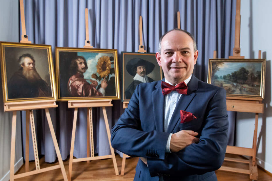 Kut Kreuch, Oberbürgermeister Gothas und stellvertretender Stiftungsratsvorsitzender der Stiftung Schloss Friedenstein vor den gestohlenen Bildern.