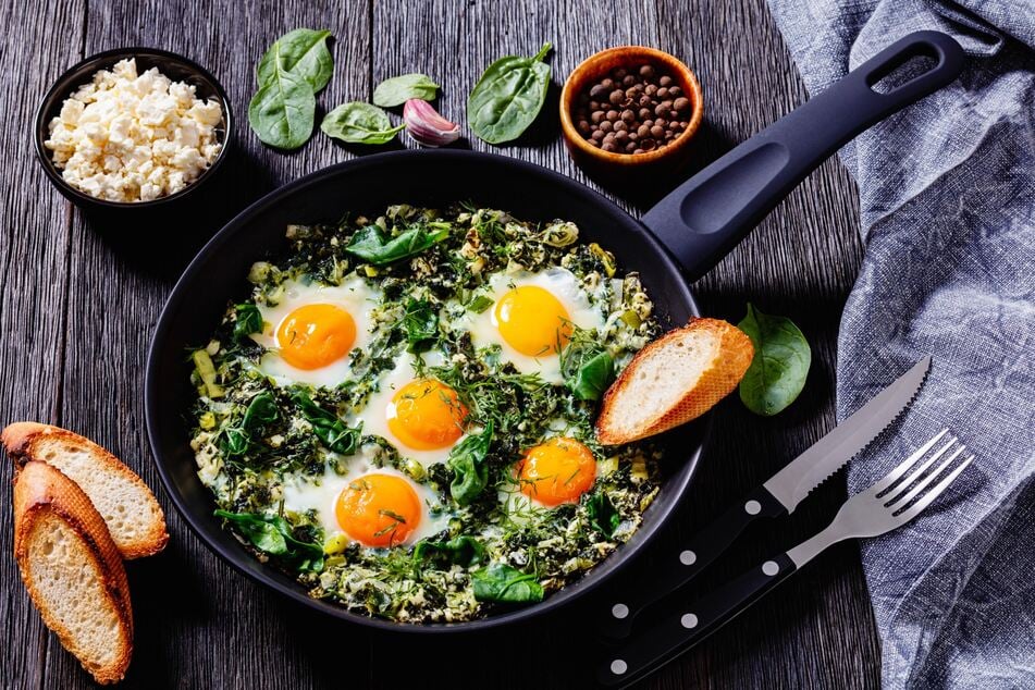 Schon mal grünes Shakshuka probiert? Mit Lauch, Spinat und Fetakäse schmeckt auch diese Kombination.