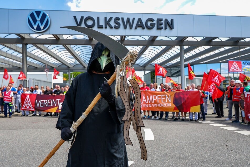 Protestaktion der IG-Metall im Juli vor dem VW-Werk in Mosel: Ein Mann verkleidete sich als Sensenmann.