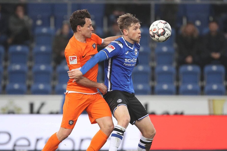 Nah dran am Mann: Clemens Fandrich (l.) versucht gegen Bielefelds Patrick Weihrauch an den Ball zu kommen.