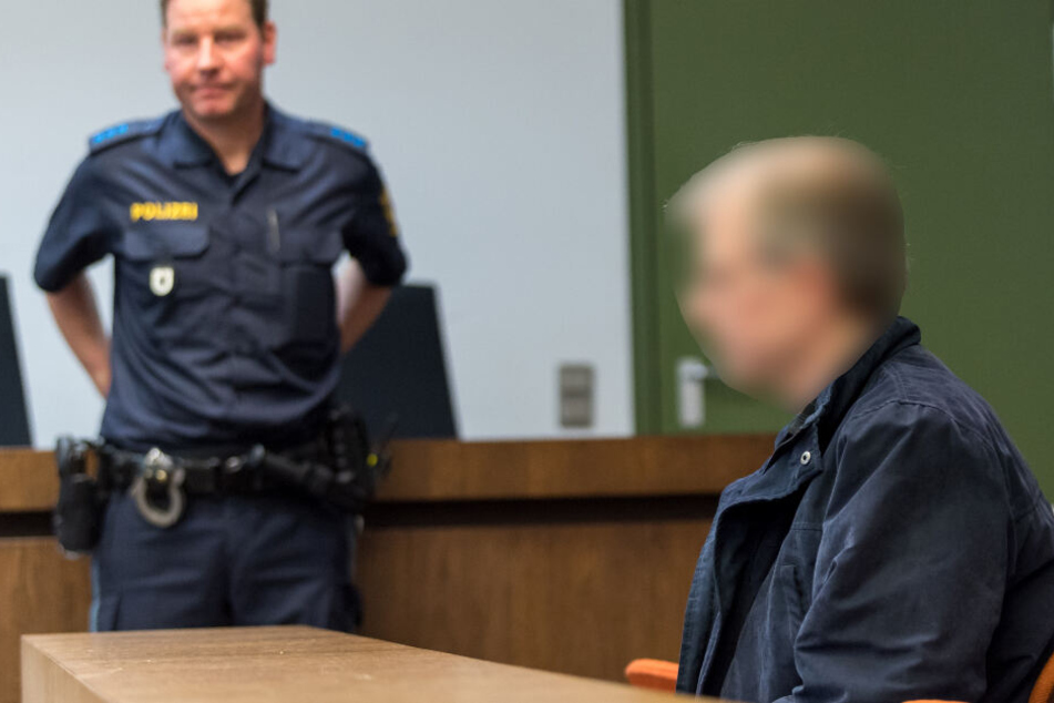Der Angeklagte soll Frauen in eine Falle gelockt, vergewaltigt und brutal ermordet haben.