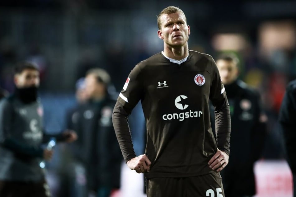 Henk Veerman steht nach dem Spiel gegen Holstein Kiel auf dem Platz.
