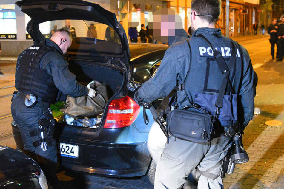 Ein Auto wird durchsucht.