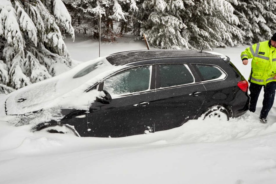 Das Auto blieb im Schnee stecken.