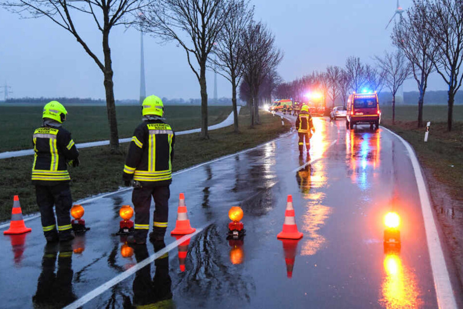 Die Feuerwehr sperrte die Straße für Räumungsarbeiten.