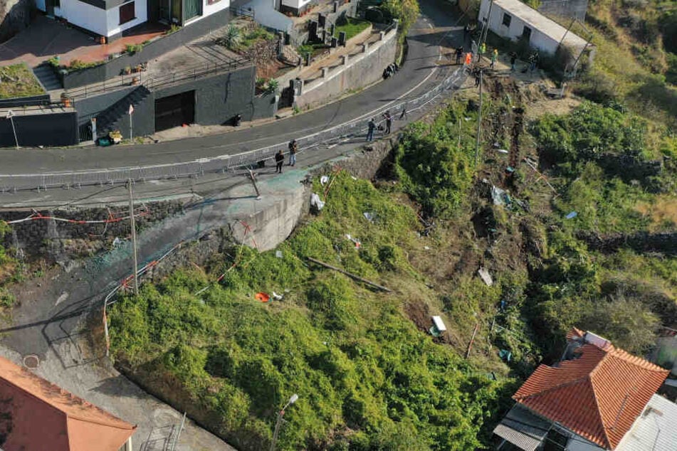 Die Unfallstelle in Canico/Portugal ist zur Straße hin abgesperrt.