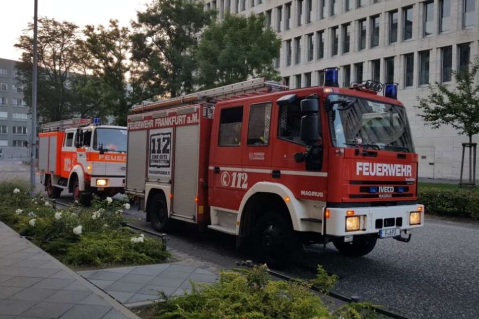 Feuerwehrautos im Sperrgebiet im Frankfurter Westend.