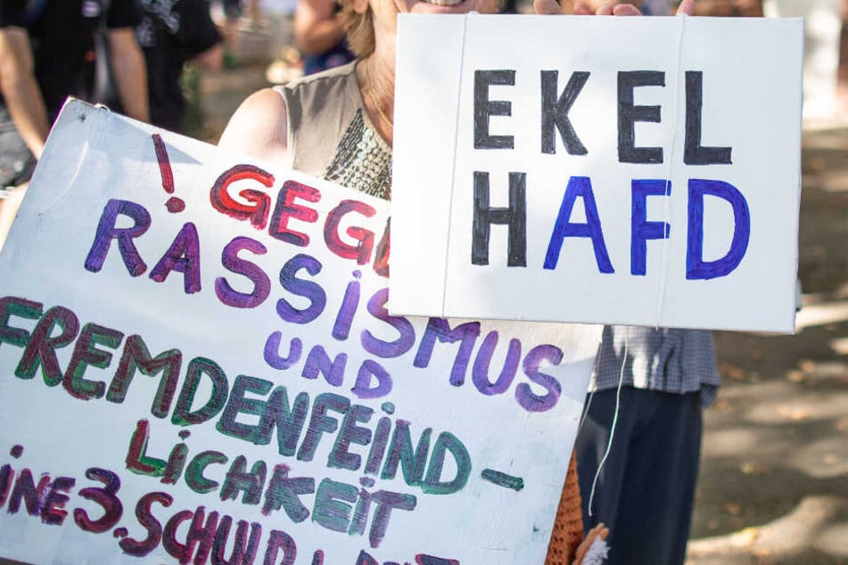 Demonstranten protestieren hinter einer Absperrung gegen eine Wahlkampfveranstaltung der AfD Hessen.