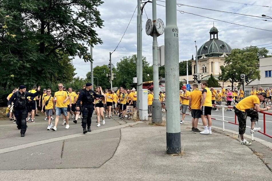 Polizisten führen die Dynamo-Fans an den Startpunkt des Fanmarschs.