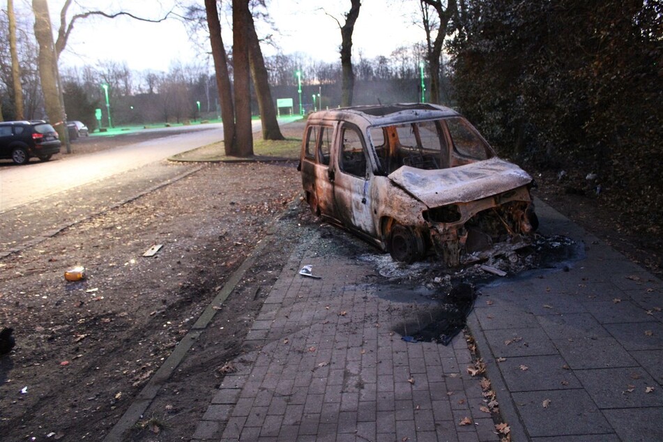 Der von dem ausgebrannten Citroën blieb am Morgen des ersten Weihnachtsfeiertages nicht viel übrig.