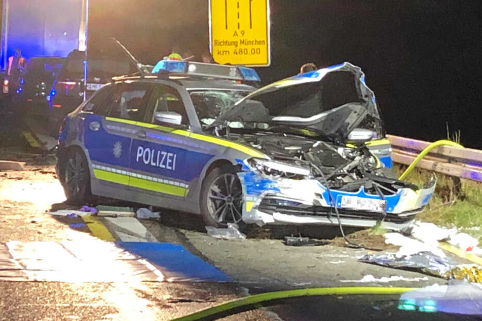 Ein Polizeiauto wurde bei einem Unfall auf der Autobahn 9 in Bayern schwer beschädigt.