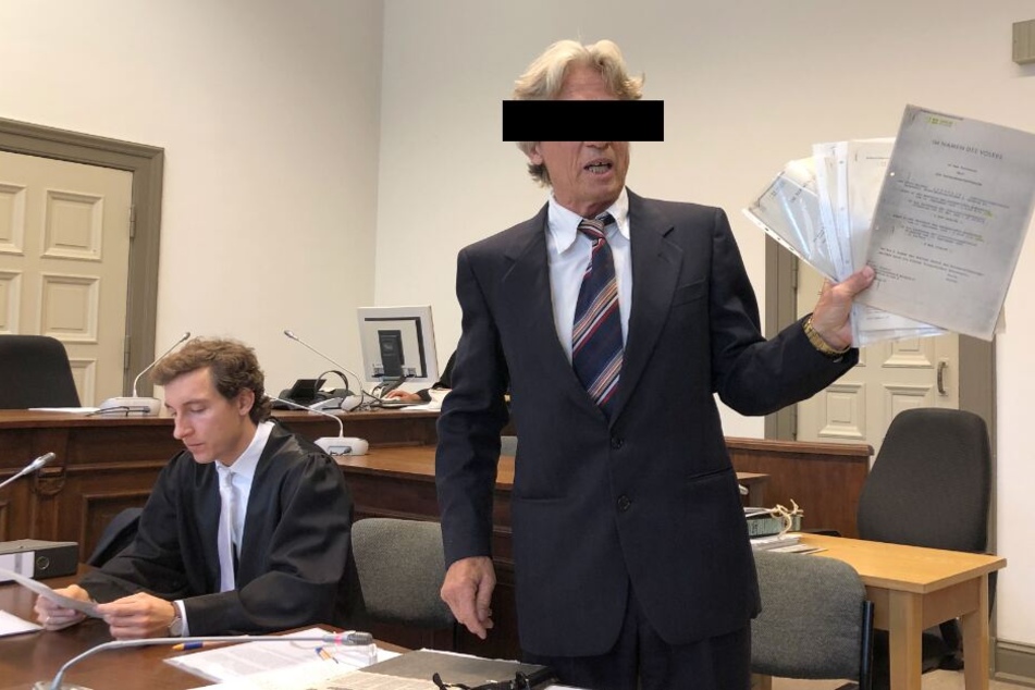 Der angeklagter Serienbankräuber (r) fiel durch seine skurrile Show vor Gericht auf.