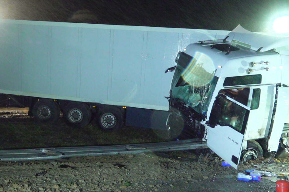 Ein Lkw prallte gegen die Leitplanke, wurde aufgespießt und schwer beschädigt.