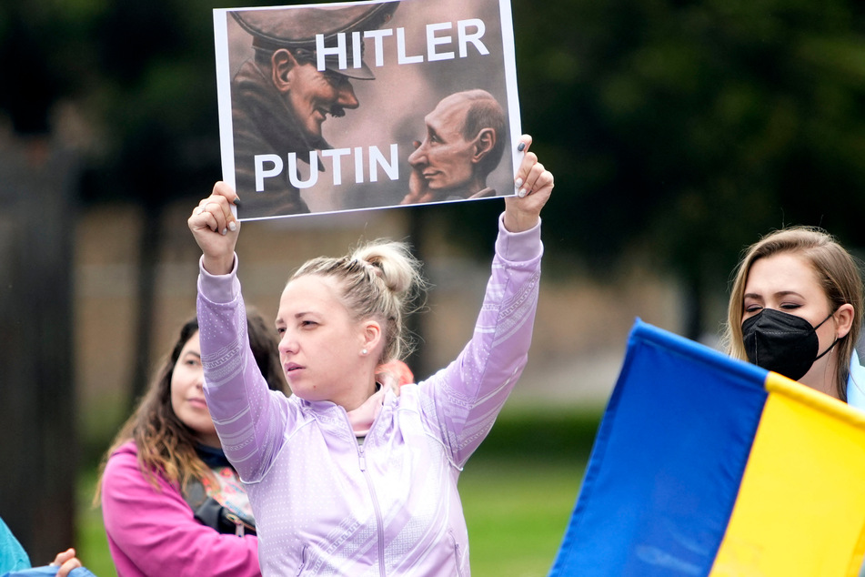 Auch für diese pro-ukrainische Demonstrantin ist Wladimir Putin (70) so schlimm wie Adolf Hitler.