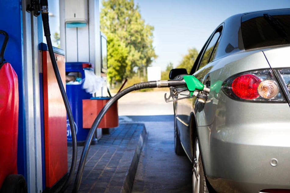 Der Mitarbeiter einer in Nähe der Tankstelle befindlichen Firma kehrte anstatt mit dem getankten Wagen zu Fuß zu seinem Arbeitsplatz zurück (Symbolbild).