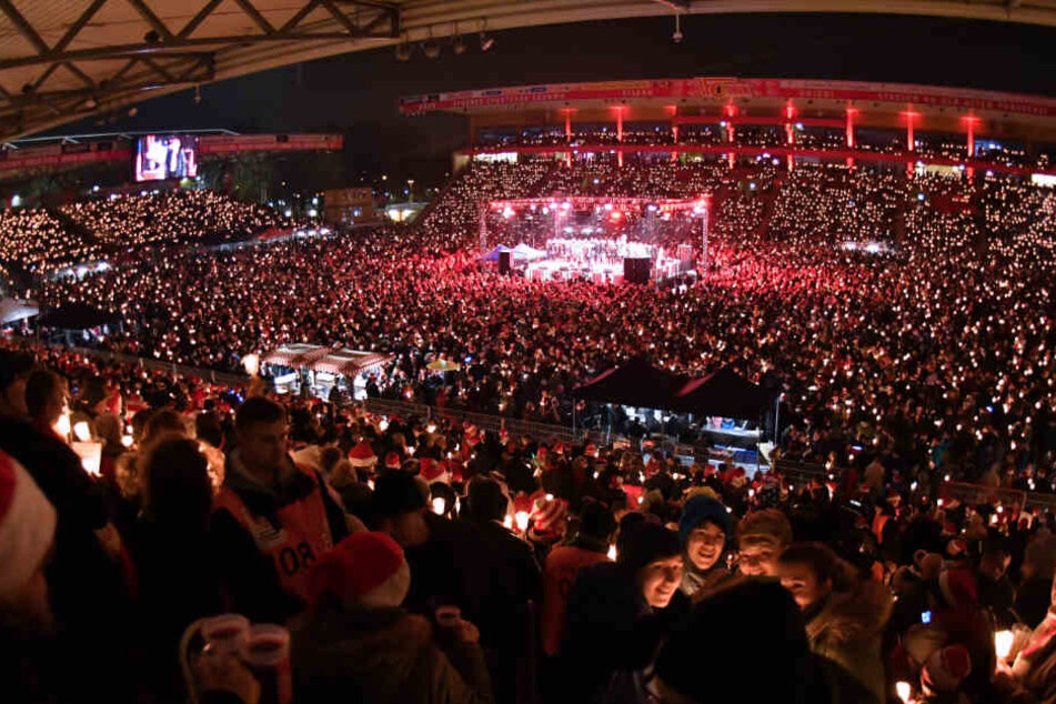 Dicht an dicht stehen die Besucher des Eisern-Union-Weihnachtssingen im Stadion an der Alten Försterei. (Archivbild)