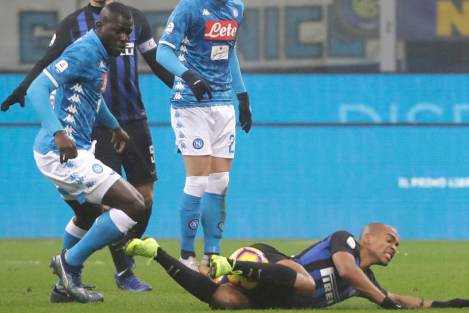 Kalidou Koulibaly (l.) vom SSC Neapel musste sich wiederholt üble Beschimpfungen anhören. (Archivbild)