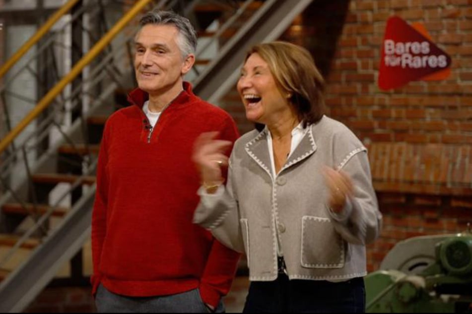 Die Verkäuferin kann ihr Glück kaum fassen: Händlerin Lisa Nüdling (46) zahlt ihr 3300 Euro.