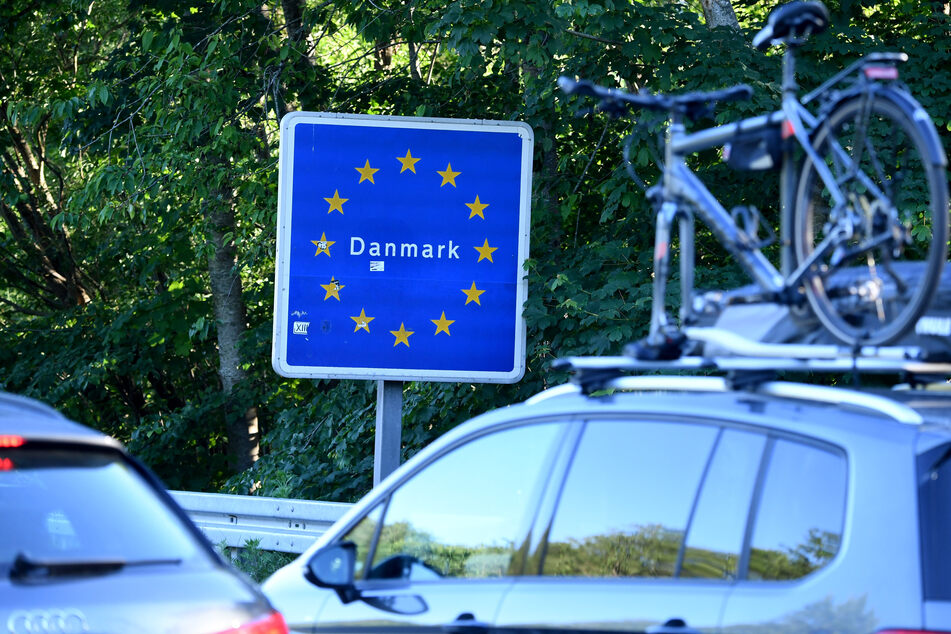 Autos fahren über den Grenzübergang Krusau in Richtung Dänemark.