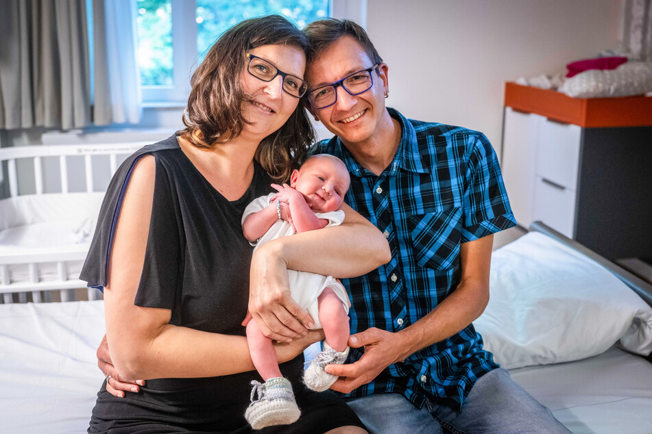 Jacqueline Dujka (39) und Norman Dujka-Welzel (46) mit ihrem kleinen Julius. Er ist das 1000. Baby, das im DRK-Krankenhaus Rabenstein in diesem Jahr zur Welt kam.