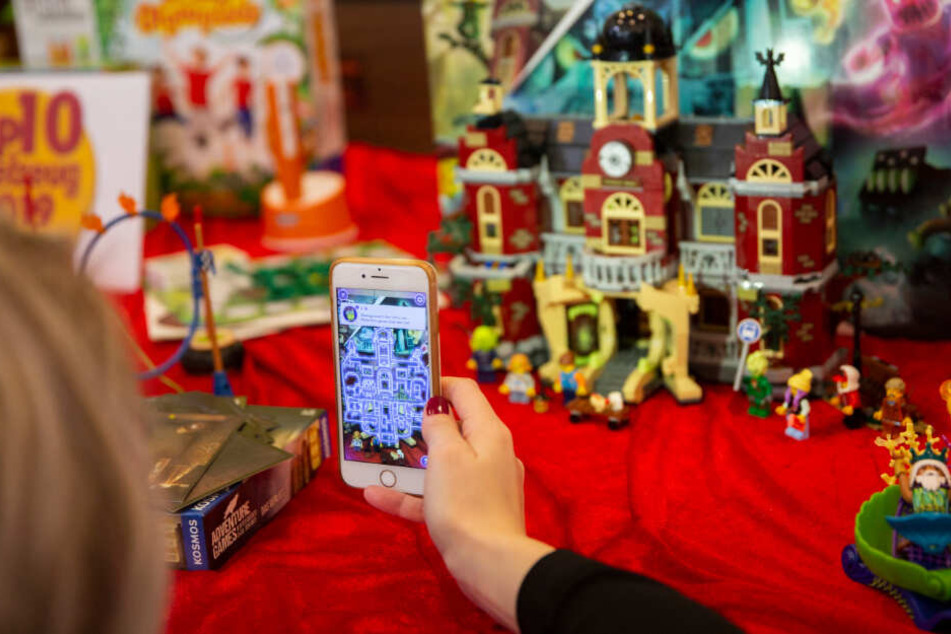 Next Level? Die spukende Schule (Lego) kombiniert Augmented reality (AR) mit physischen Bauteilen zur interaktiven Geisterwelt.