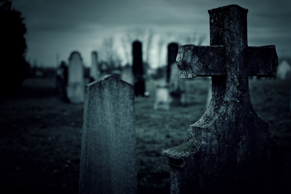 Die Polizei ermittelt im Fall eines Vermissten, der verletzt und gefesselt an einem Friedhof gefunden. (Symbolbild).