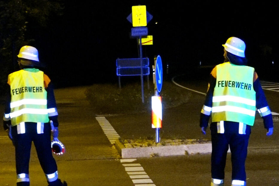 Ein Feuerwehrmann wurde bei einem Einsatz in Bayern von einem Auto erfasst.