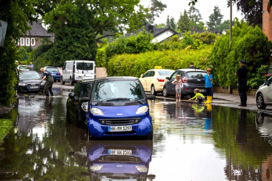 Das kurze, kräftige Gewitter zog am Samstag über den Westen von Hamburg und sorgte für überflutete Straßen, Keller und Unterführungen.