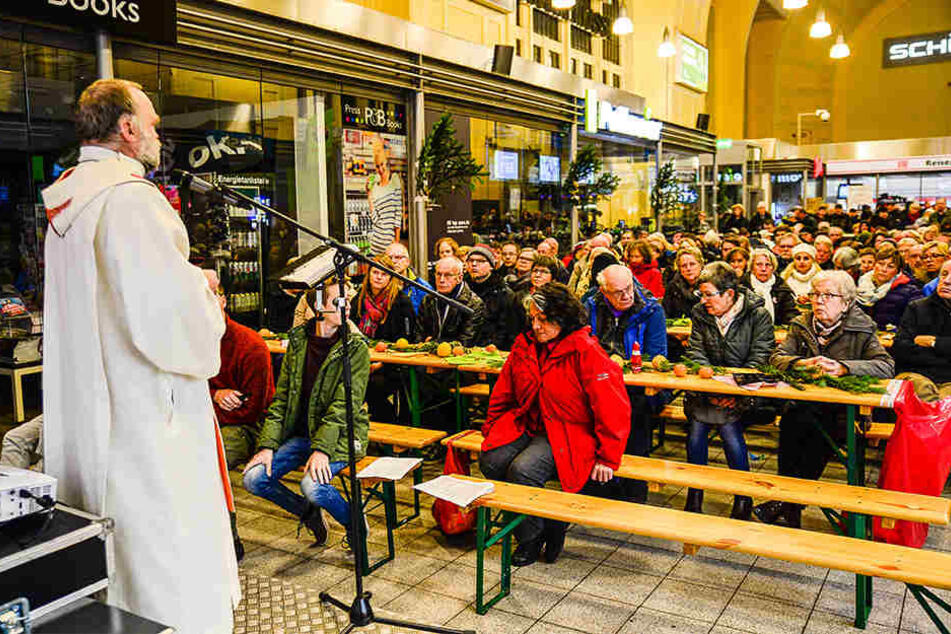 Die katholische Kirche hat zum Gottesdienst im Bielefelder Hauptbahnhof eingeladen.