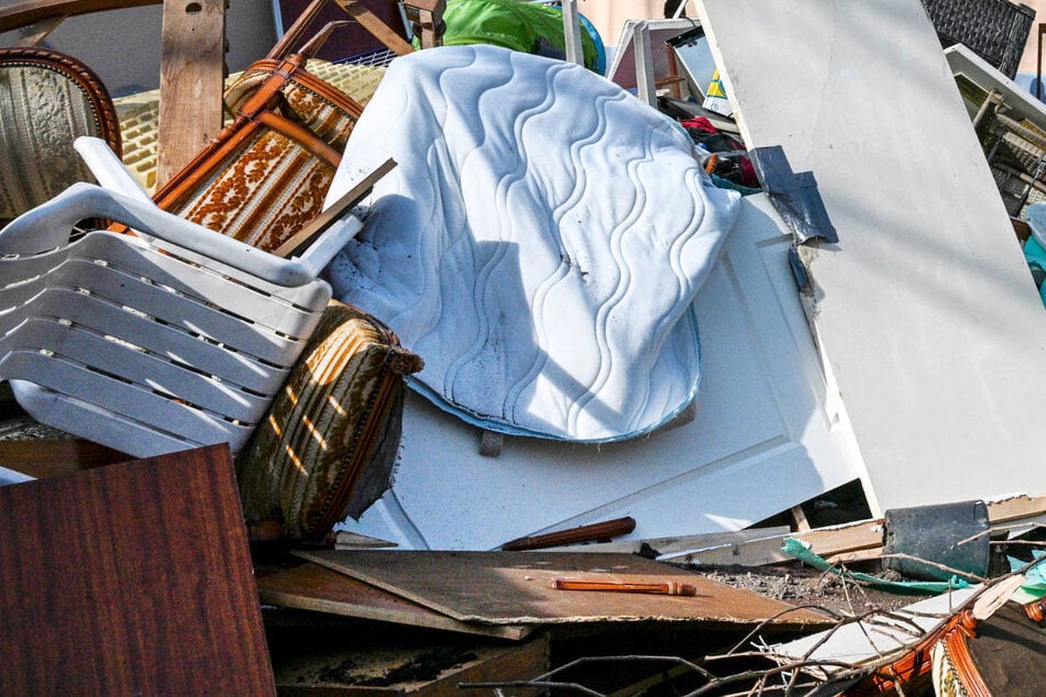 Das Grundstück in Schmöckwitz ist mit allerlei Unrat zugemüllt. (Symbolfoto)
