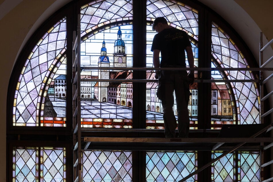 Insgesamt wurden 18 Fensterscheiben restauriert. Vier davon zeigen eine historische Ansicht des Alten Rathauses.